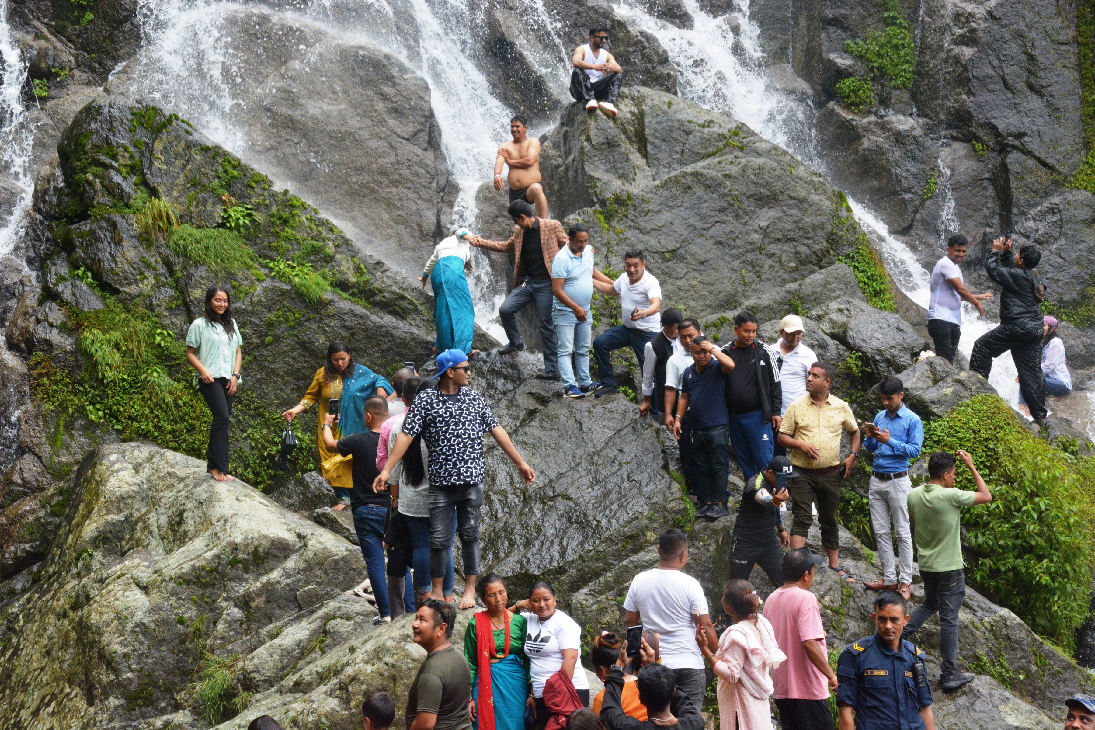तीनधारे झरनामा पर्यटक